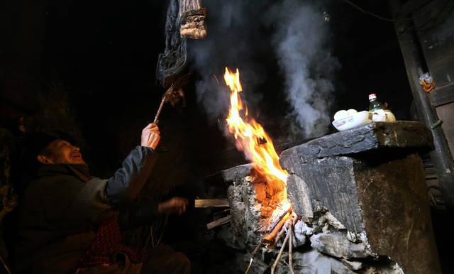 青山绿水是农村，袅袅生烟也是农村。农民：专