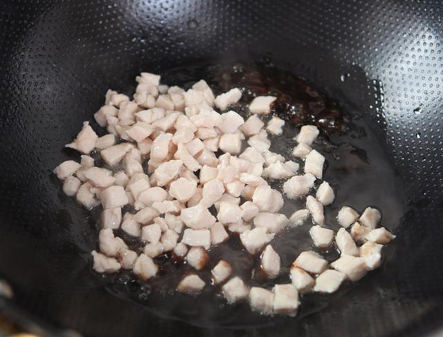 图片[7]-蘑菇炒鸡丁的做法步骤图鸡丁这样炒真好吃吃起来不油腻还健康-起舞食谱网