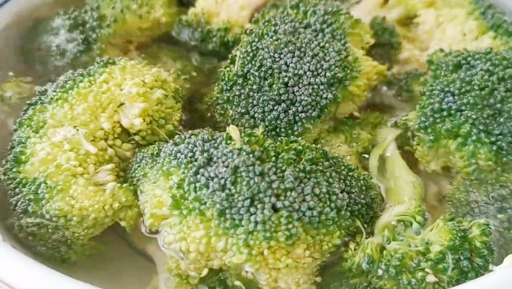 天凉了要多吃西兰花，不炒不凉拌，营养鲜嫩又美味，比吃肉还要香