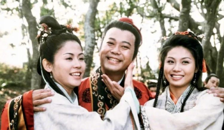 欧阳震华连续5年为宣萱庆生，两人贴脸合影似闺蜜，被喊话再合作