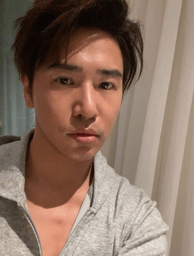 毫不在乎？欧弟刚刚才官宣离婚，郑云灿就骑机