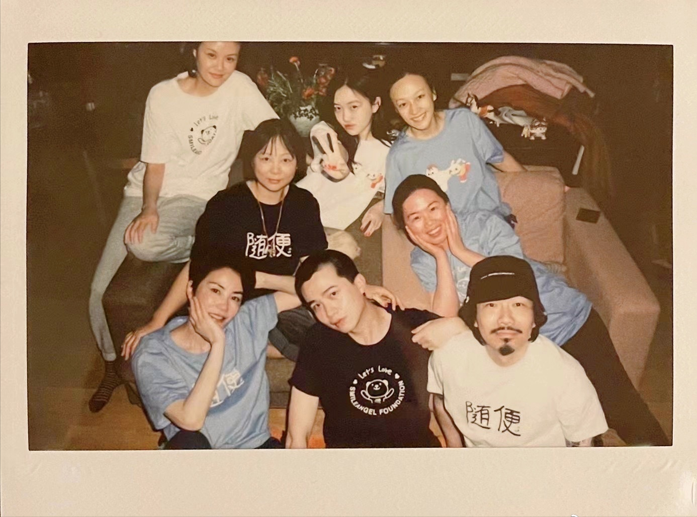 王菲帶女兒聚會，換新髮型攜眾友人為李嫣帶貨，李嫣在媽面前清純