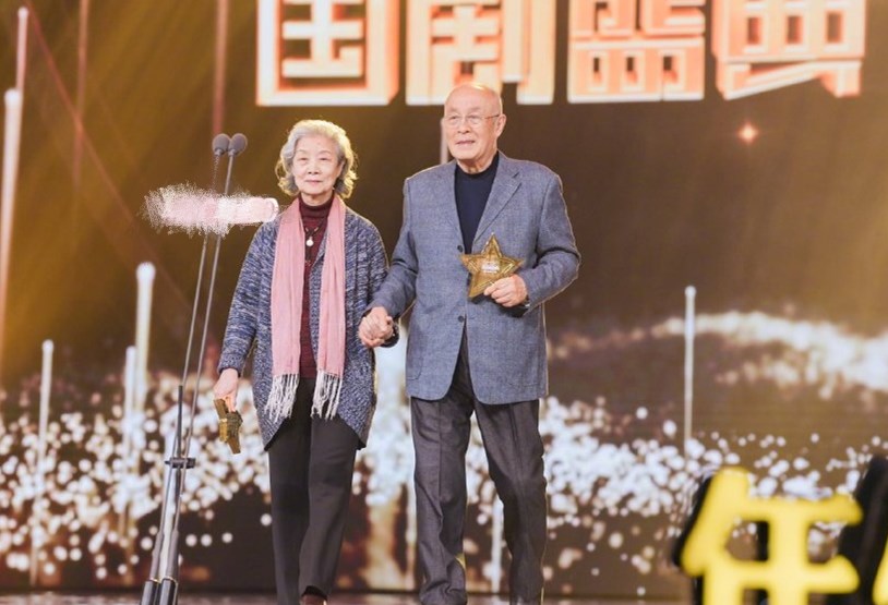 马伊琍被批没教养？出席活动坐在老戏骨前面，台下跷二郎腿还玩手机