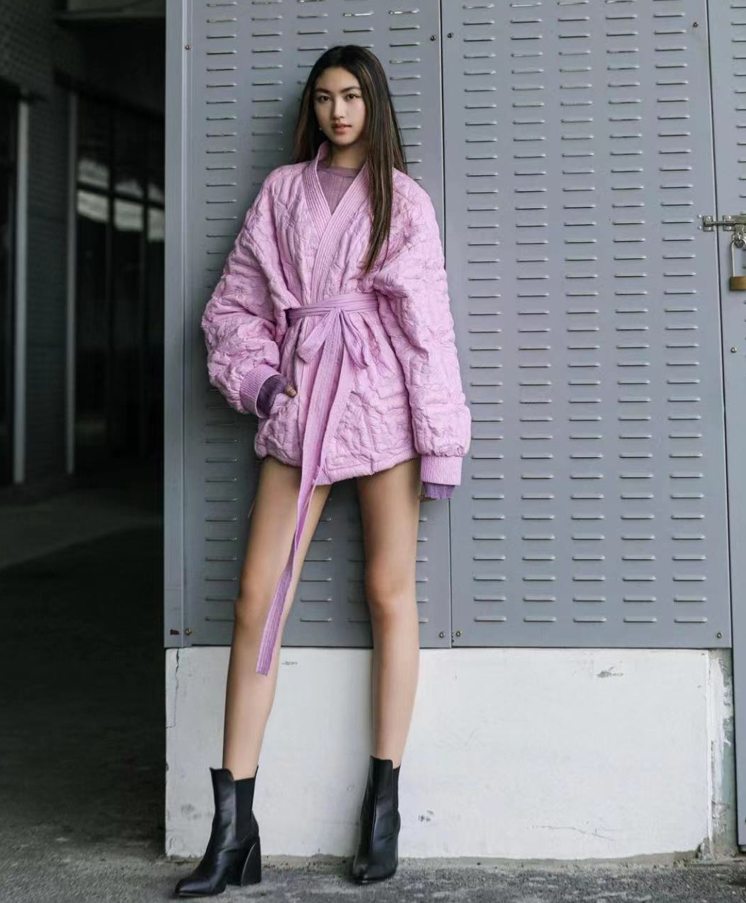 任达华16岁女儿褪去稚气，画大红唇晒女人味，慢慢从清纯变美艳