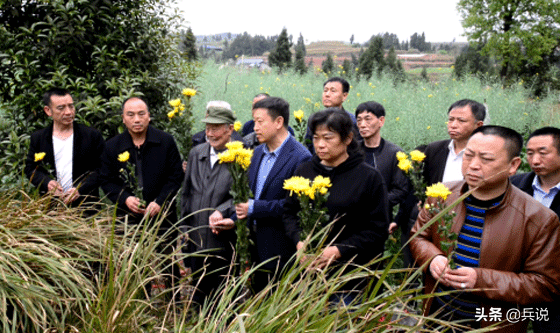 镜头里的将军：赵宗歧审问越军少尉，拍桌子大吼，吓得俘虏打抖