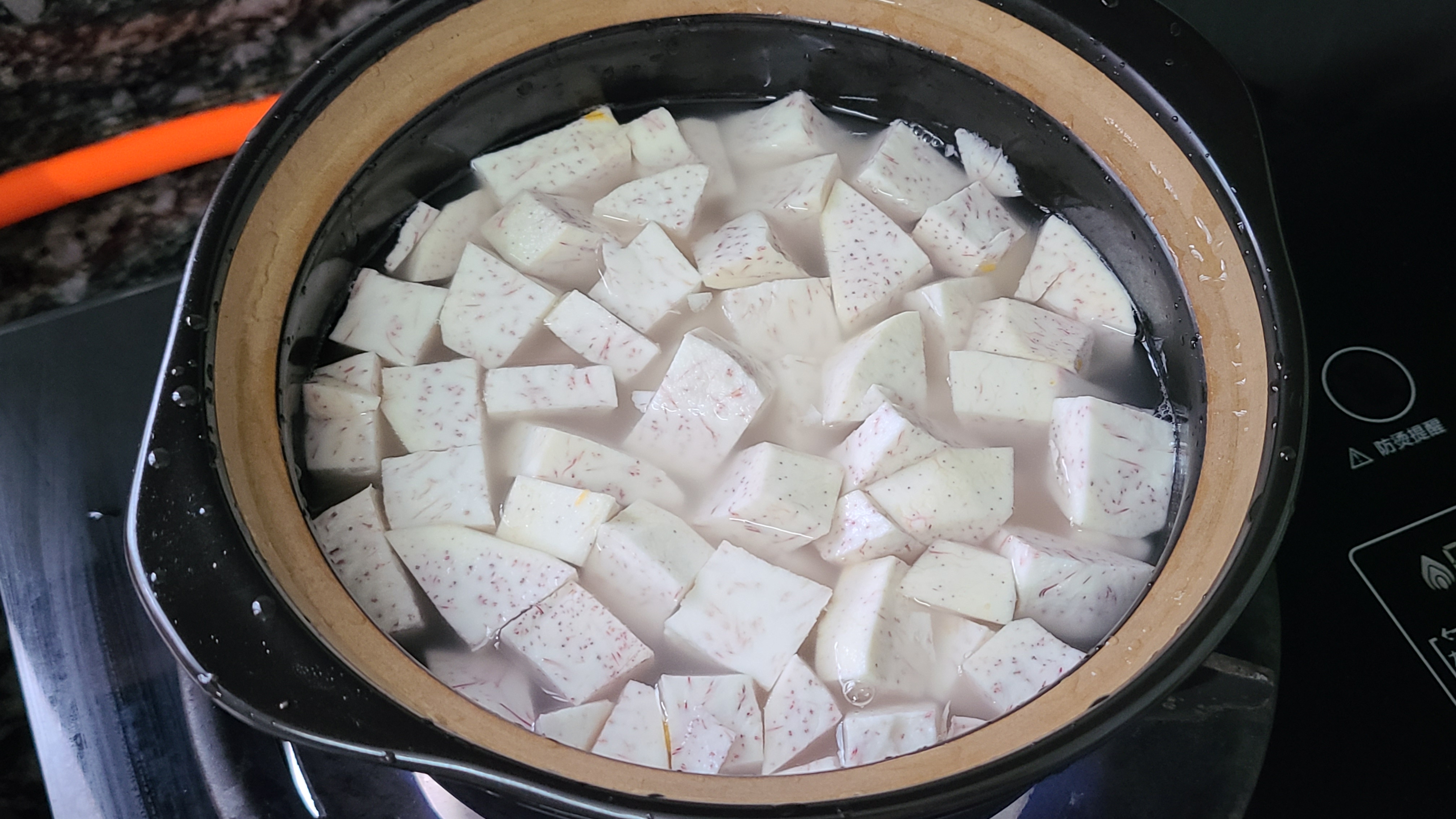 天氣越來越熱，教你一道廣東很好吃的南瓜香芋煲，又濃又香