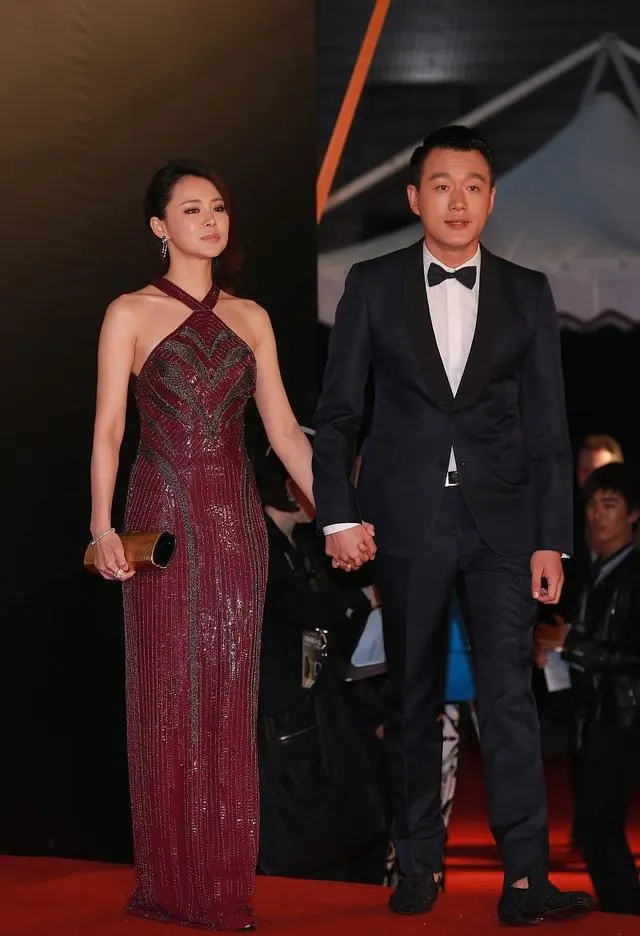 佟大为老婆身材真好，“肚兜”连衣裙很性感，