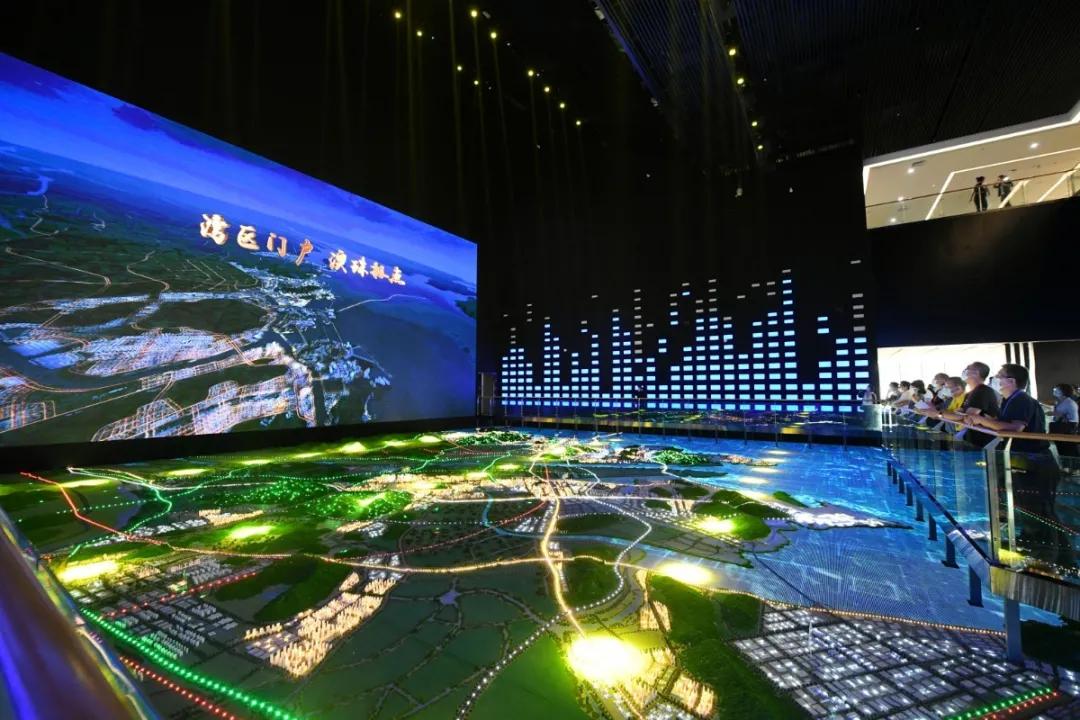 代表们来到了坐落于情侣路和海虹路交汇处的珠海博物馆,珠海规划展览