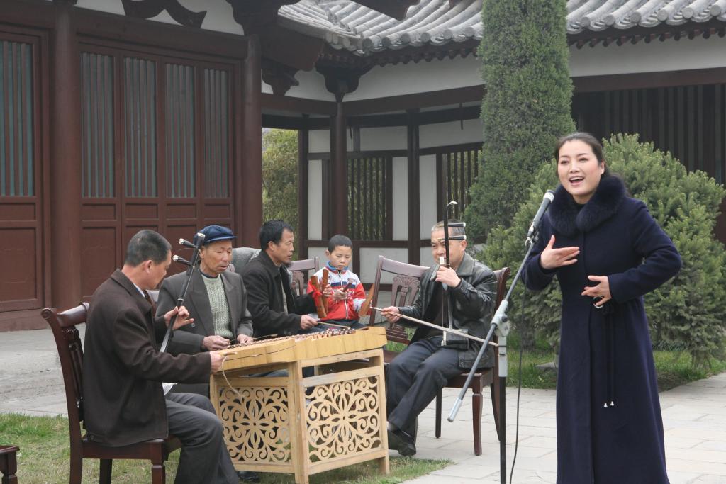 陕西艺术职业学院教师李瑾行：“秦腔百灵鸟”因爱而鸣