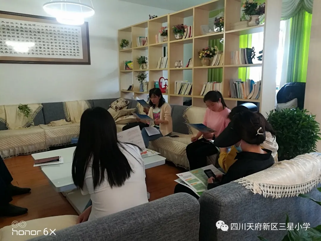 四川天府新区三星小学开展“我与群众面对面 招生宣传进社区”活动