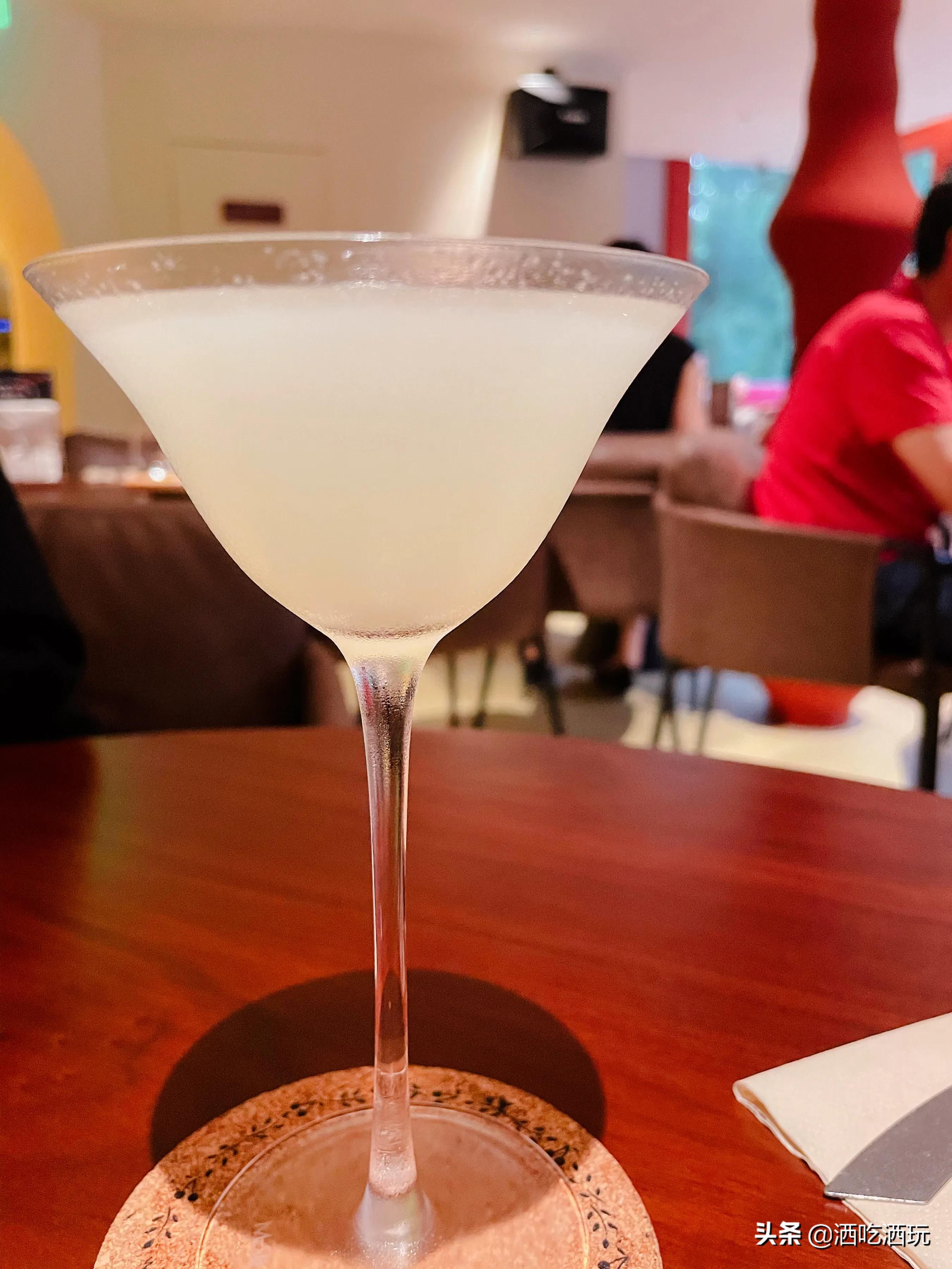 三里屯的魔幻美食组合，楼上火腿配sangria，楼下烤串配扎啤