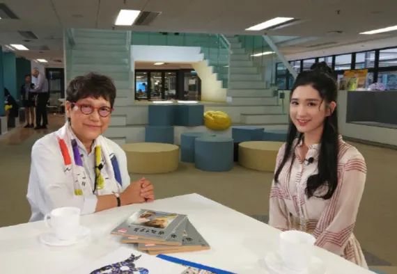 赌王家族又出一明星，25岁的她当主持人太抢眼，