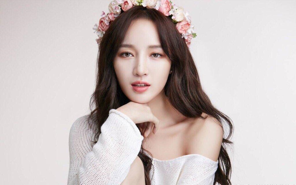 封面|孟佳新歌封面疑似抄袭 会写歌会编舞非要在照片上摔个跤？