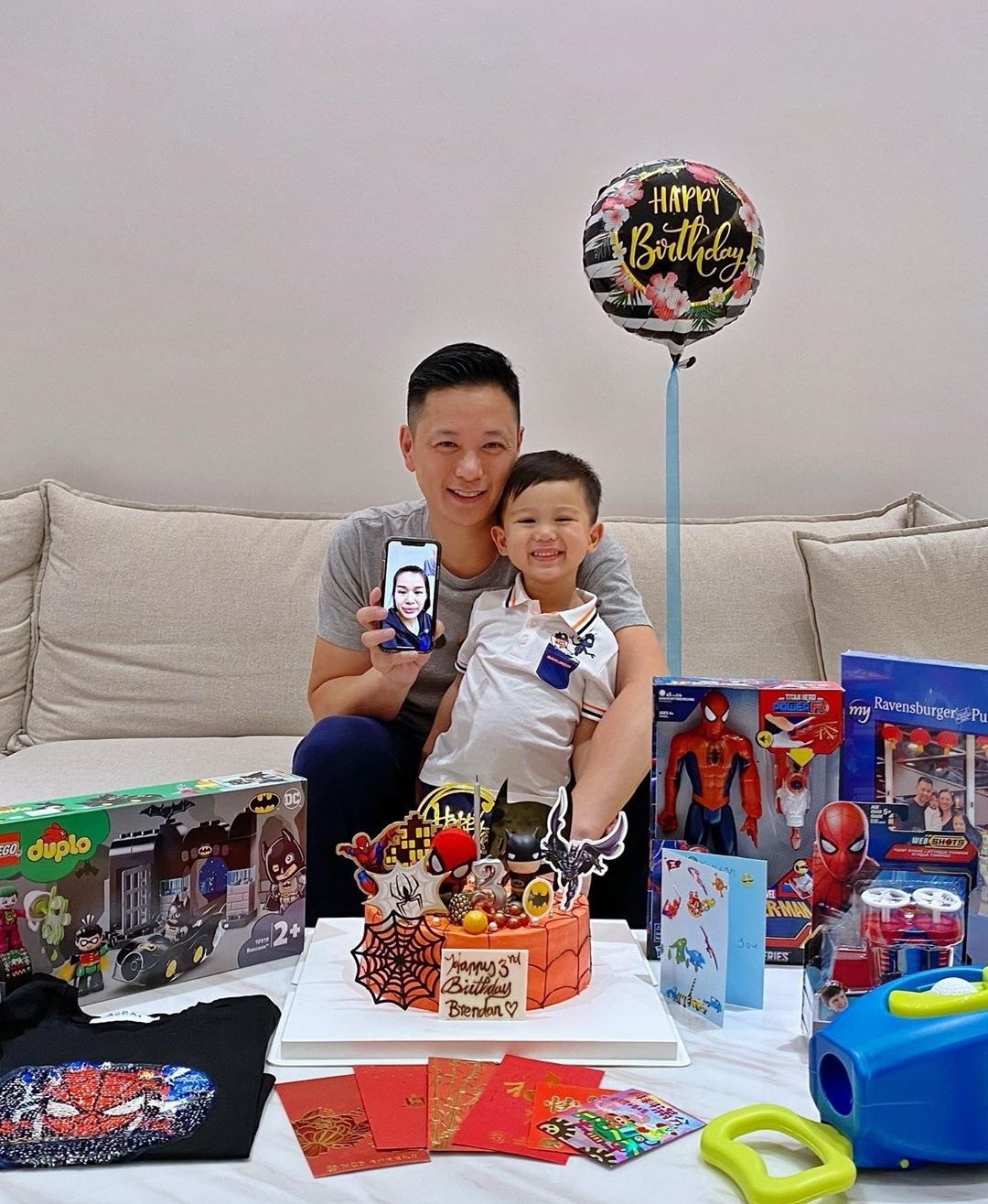 胡杏兒老公曬與兒子碼頭玩耍照，奕霆徒手“摘”夕陽，創意又溫情