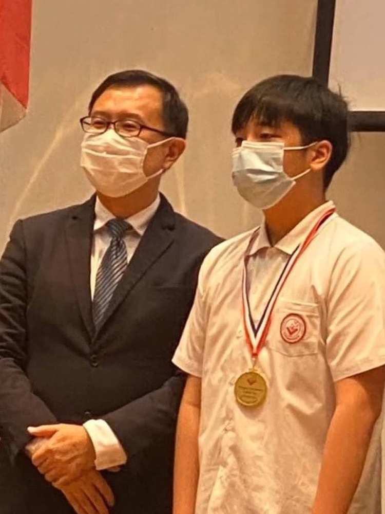 吴镇宇儿子颜值长在意料外，明显发胖伙食得多好？还好有身高撑着