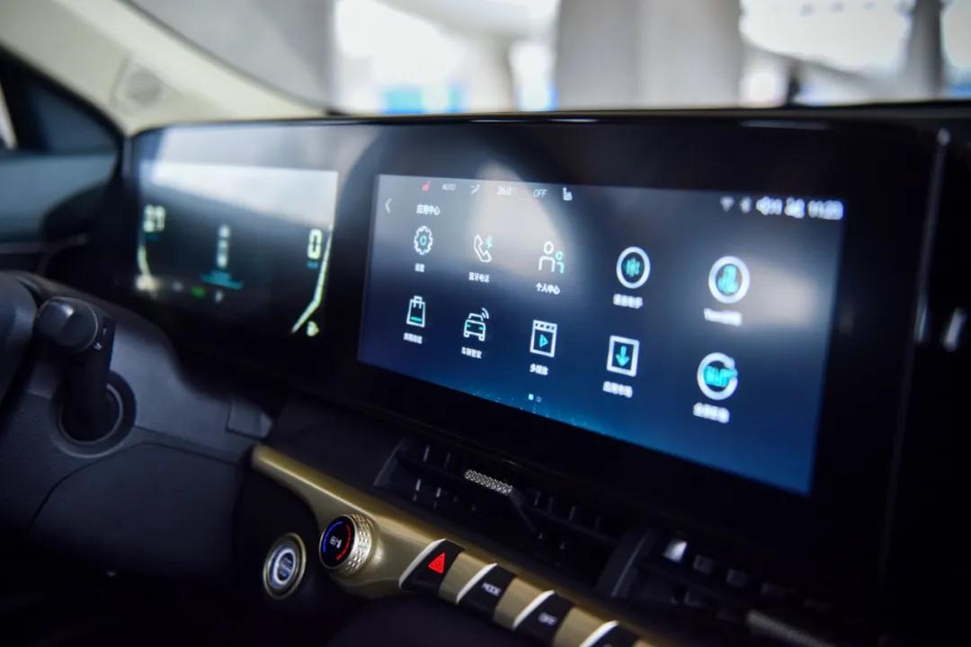 想不到吧！这居然是款10万出头的SUV，而且看起来还挺高级