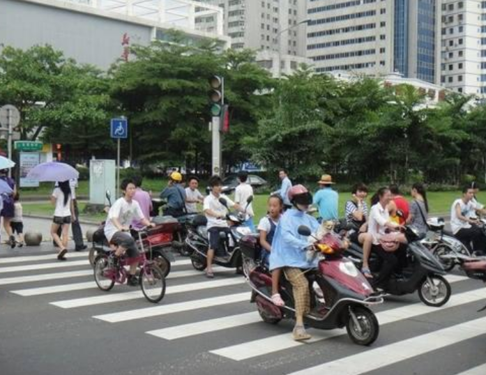 电动车新规：必须持证上路，无证将面临重罚