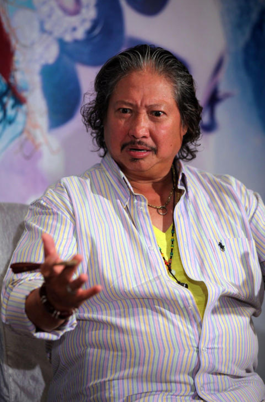 洪金寶長子與妻兒團聚痛哭，3層豪華別墅曝光，裝修簡單擺設雜亂