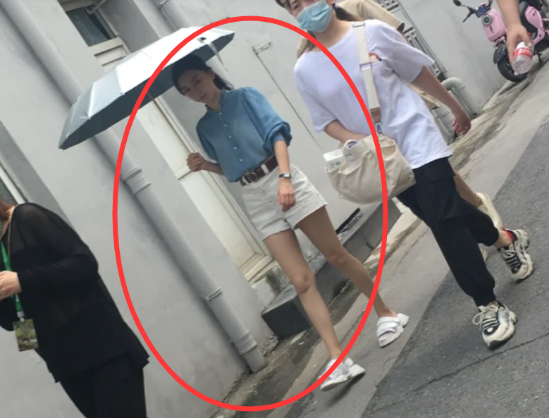 网友剧组偶遇baby，直呼本人瘦到青筋凸起，大家却建议去录综艺