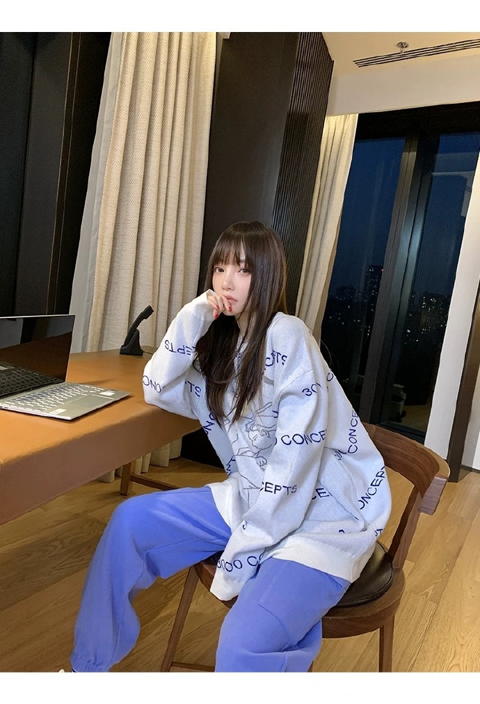 李小璐街拍真瘦，卫衣里套衬衫也不臃肿，看身