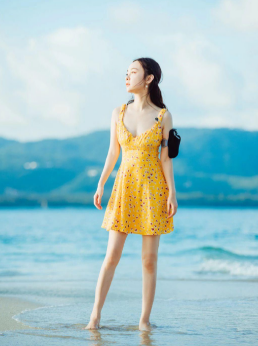 霍思燕与老公路边亲热互动！穿紧身短裤拉太高，秀一截白净大长腿