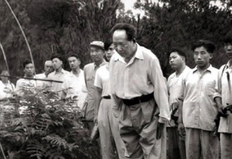 In 1959, Mao Zedong returned to Shaoshan, facing the broken grave of ...