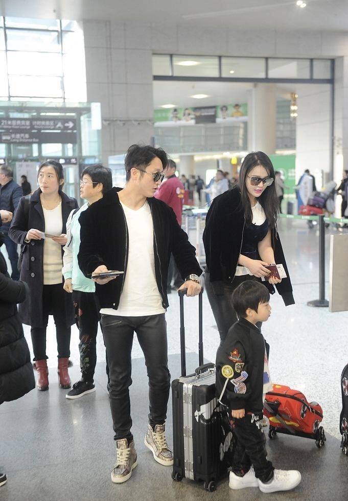 鄒市明一家四口走機場，老公過冬老婆還在夏天，倆兒子穿得都挺潮