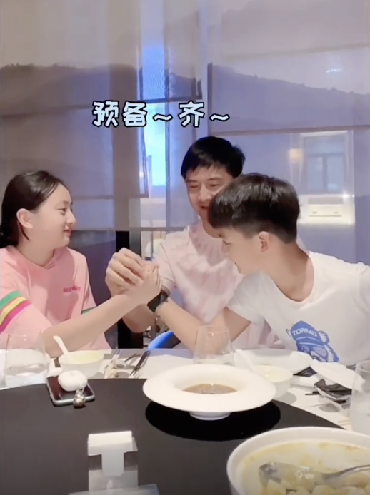 叶一茜掰手腕不敌儿子，森碟却一秒钟KO弟弟小亮仔，彰显惊人臂力