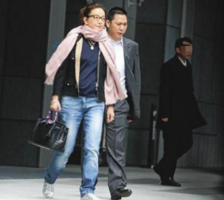 赵薇机场落寞抽烟，45岁与富商老公结婚13年，却被传婚变？