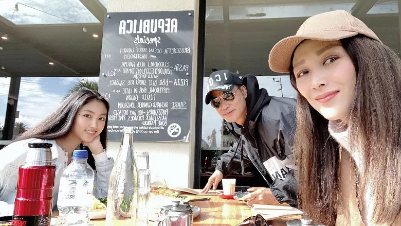 任达华一家游澳洲，女儿五官超像父亲，妻子蜡笔小新大粗眉太抢镜