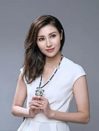 李嘉欣晒图被儿子摸胸，网友热议母爱畸形，长大后又一个罗志祥