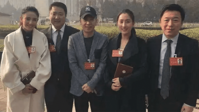 人民大会堂不准化妆，众明星清一色素颜，看到范冰冰我醉了