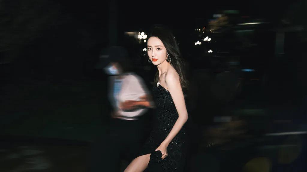 Tong Liya Wears A Black Dress With A Tube Top And Flashing Diamonds With Red Lips And Long Hair 