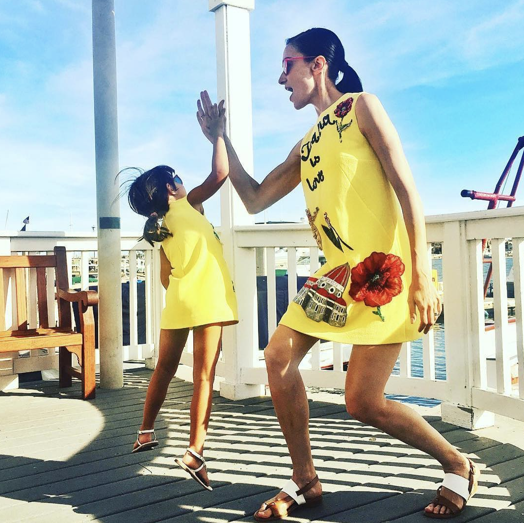 吴彦祖携妻复刻20年前恩爱旧照，为43岁Lisa庆生，自侃发量变少