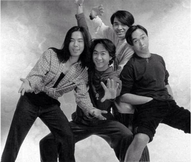 1993年，黄家驹和主持人掉下舞台，一人死亡，他却因为安全帽幸免