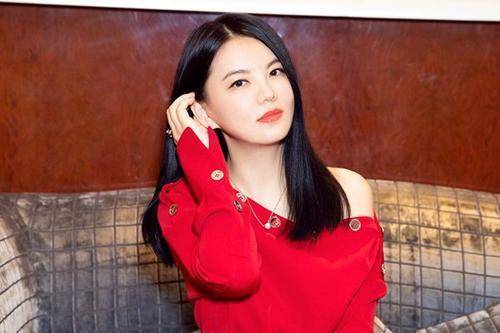 李湘捐款被群嘲，富婆人设崩塌，曹颖捐款百万获称赞