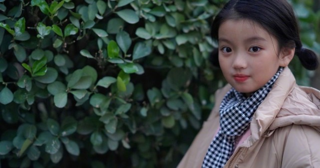 阿拉蕾近照，小胖妞出落成大姑娘了，长高变美越来越有明星范儿了