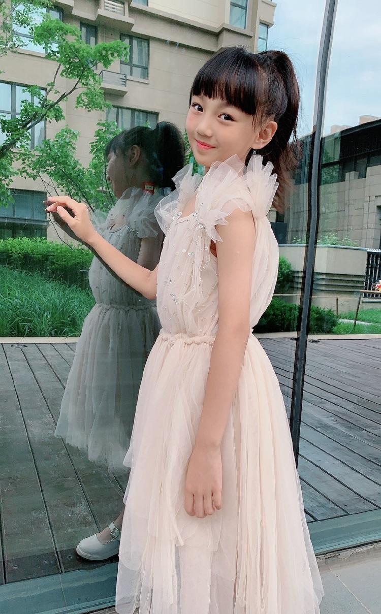 女大十八变！9岁的小山竹美得让人认不出，面对镜头表现力十足
