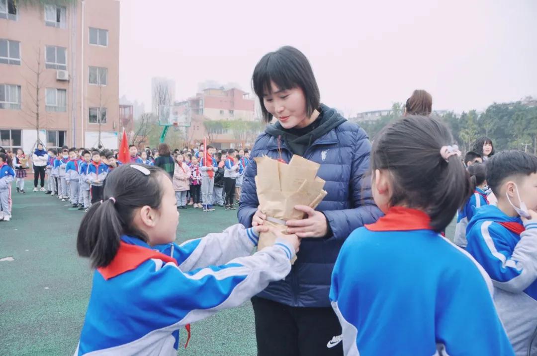 春风十里 不如有您——记成都高新区中和小学主题升旗仪式