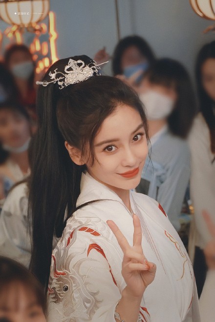 楊穎曬兒子扎小辮吃湯圓，母子過元宵，為與黃曉明同框提前慶生