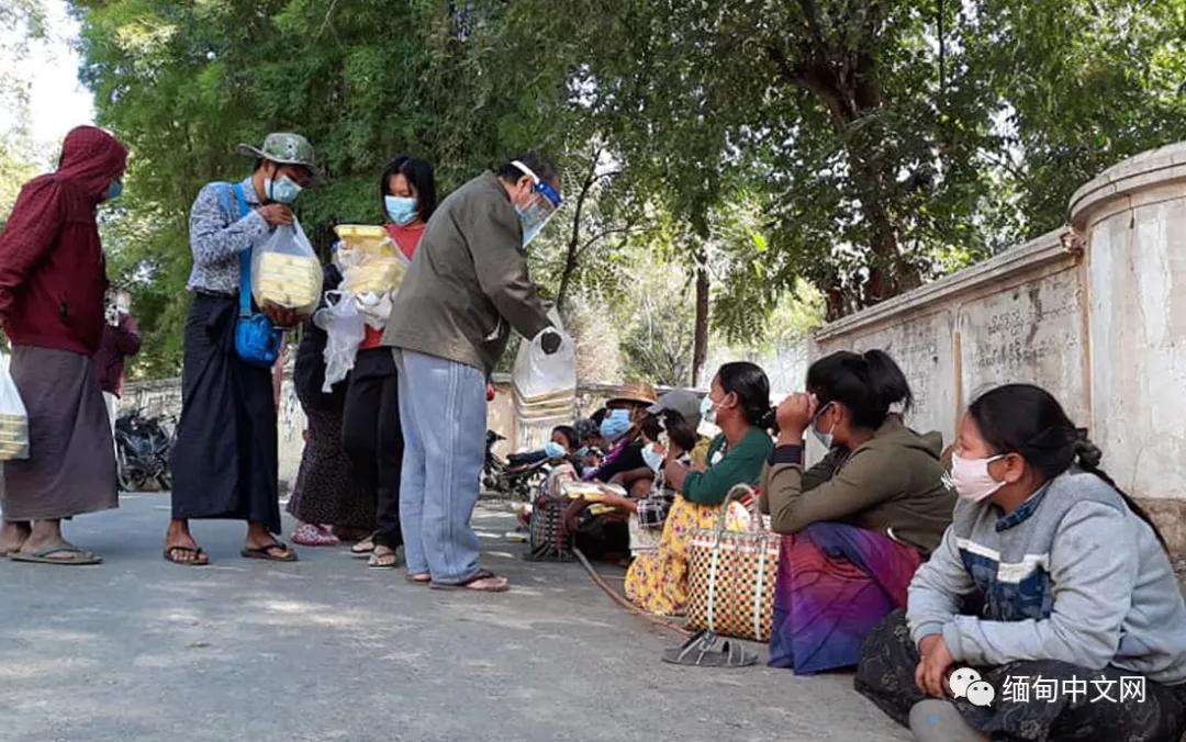 太慘了！ 緬甸上百人排隊乞討！ 沒辦法只能吃別人的剩飯剩菜