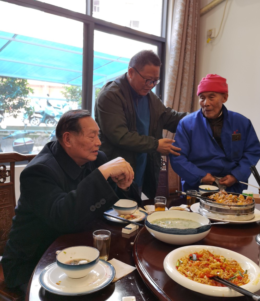 阳春不愧是 江西文坛长青树  论个人风格他的 作品和为人尽显赣南客家风骨！