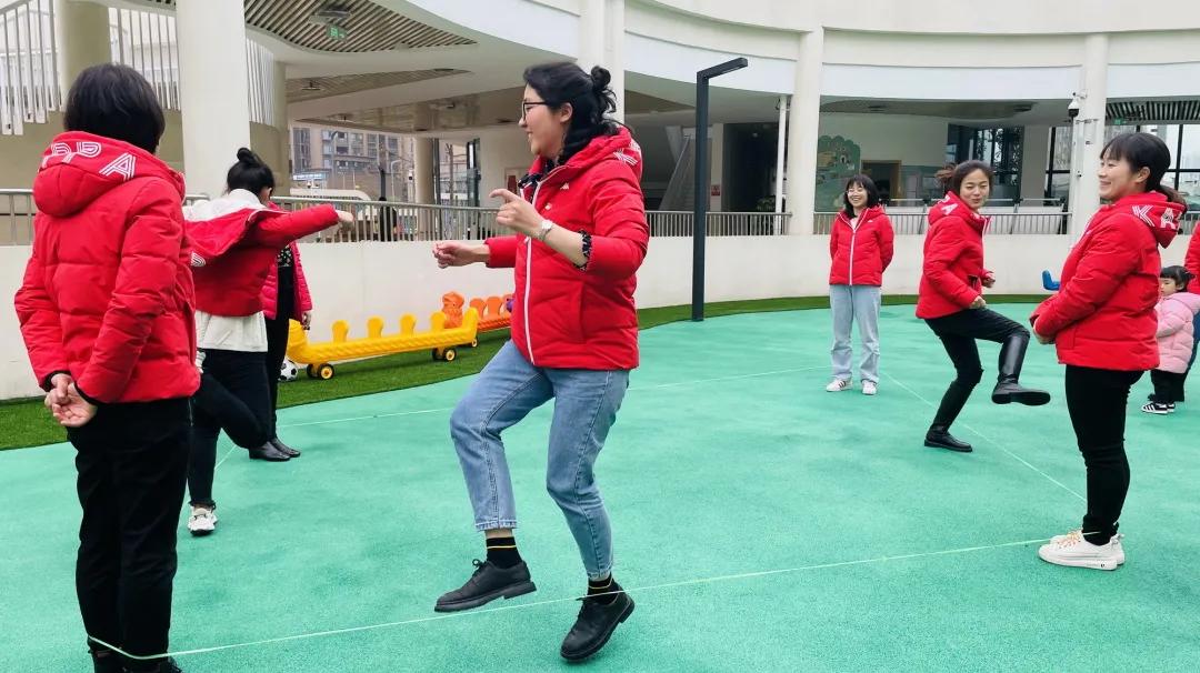 天府新区宁安幼儿园“三·八国际妇女节”教职工趣味运动会