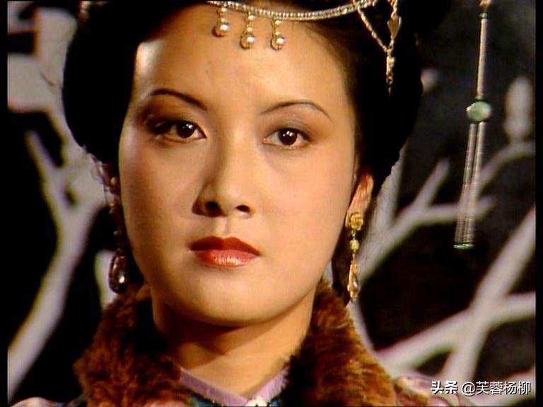 周月看到后,自惭形秽,觉得自己就是一张大白脸,根