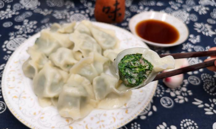 煮速冻饺子，最忌水开下锅，老面点师：牢记3点，饺子鲜香不破皮