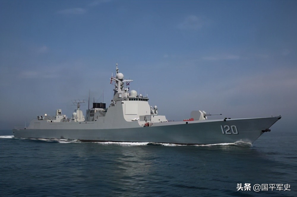 055型万吨大驱，首次成航母带刀侍卫，辽宁号编