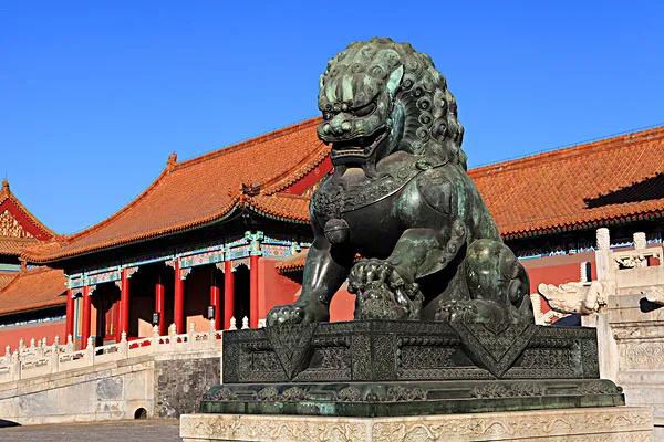 How to distinguish male and female lions in front of Taihe Gate of the ...