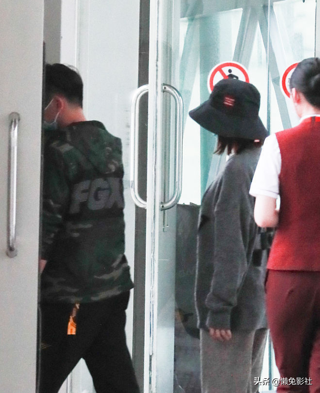 郑凯苗苗爱恋实锤？两人机场牵手曝光多次同框拍到，还不官宣