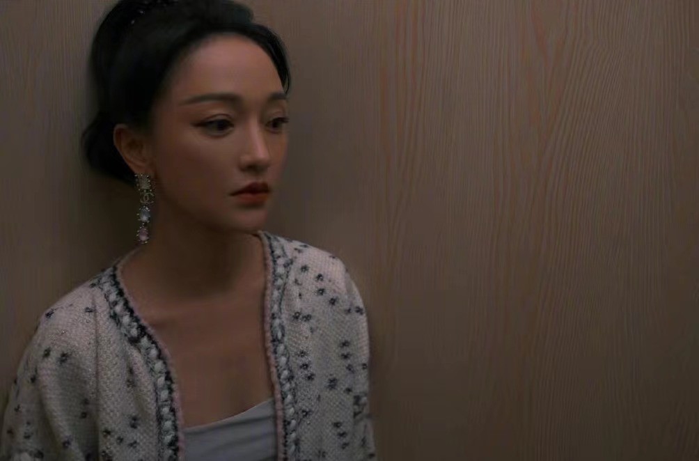 周迅穿香奈儿越来越大胆！优雅套装里穿土味弹力裤，居然都没翻车