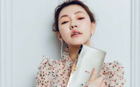 小S发博晒个人舞蹈，紧身裤凸显S型身材，网友评论刁钻引爆笑